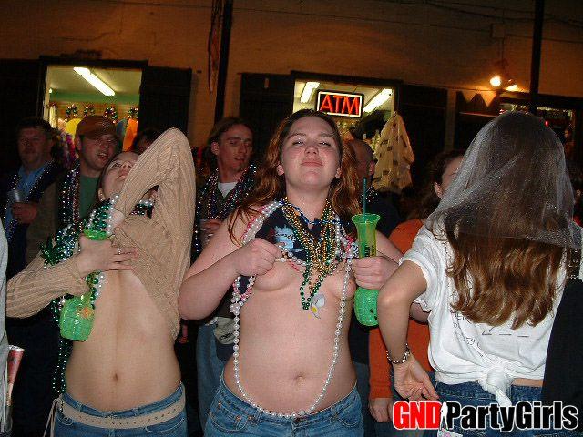 Bilder von heißen betrunkenen Mädchen, die ihre Titten zeigen
 #60507120