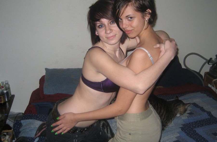 Bilder von zwei heißen Freundinnen, die es treiben
 #60650171