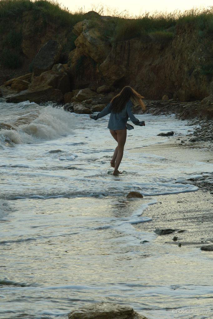 La jeune brune Petra E se dénude sur la plage dans "surf in".
 #59823497