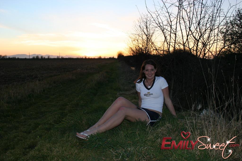 Bilder von teen emily süß entblößt ihre Titten außerhalb
 #54238136