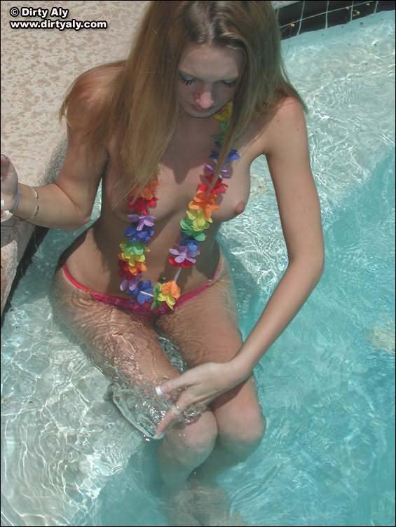 Aly desnuda en la piscina
 #54083188