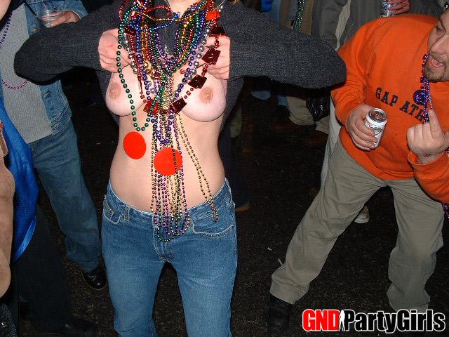 Betrunkene Mädchen lieben es, ihre Titten für Perlen beim Mardi Gras zu zeigen
 #60506311