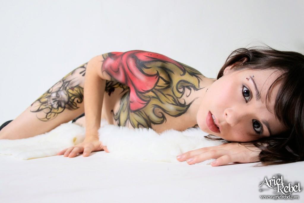 Ariel rebel fait un taquin sexy avec de la peinture corporelle.
 #53297662