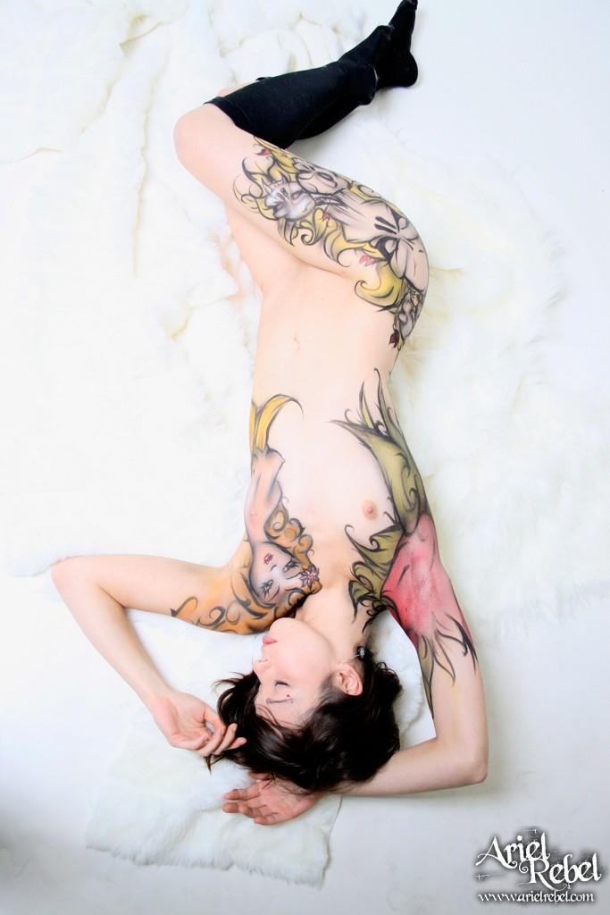 Ariel rebel fait un taquin sexy avec de la peinture corporelle.
 #53297769