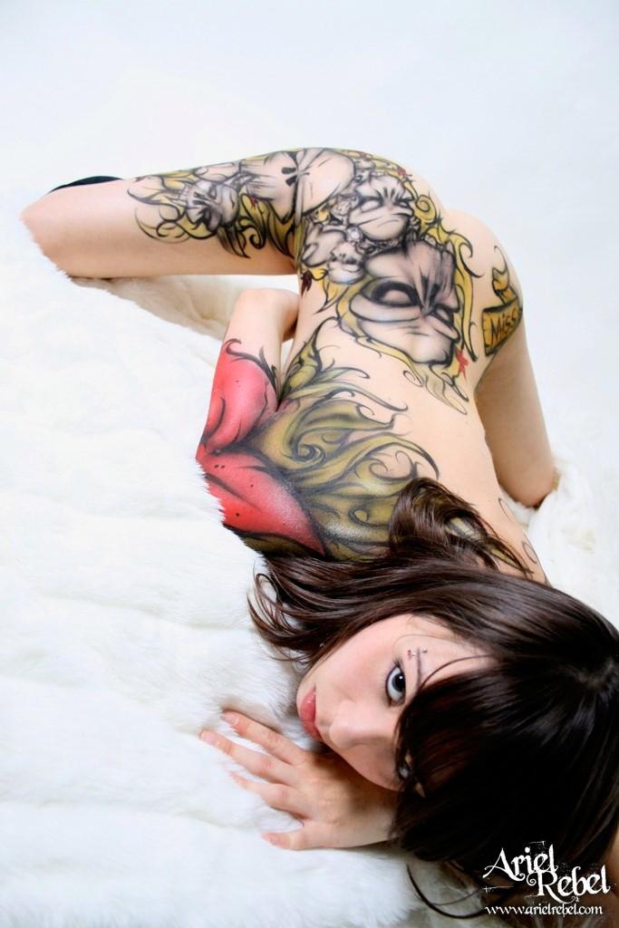 Ariel rebel fait un taquin sexy avec de la peinture corporelle.
 #53297955