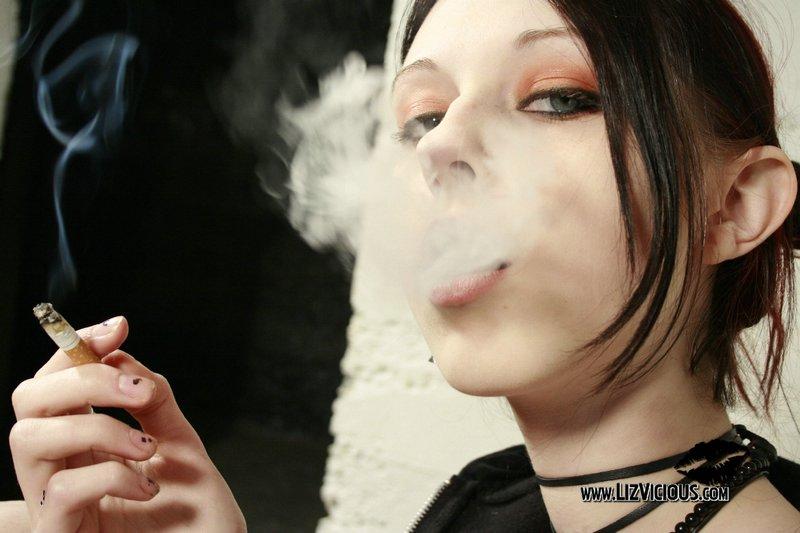 Bilder von liz vicious rauchen eine Zigarette
 #59034027
