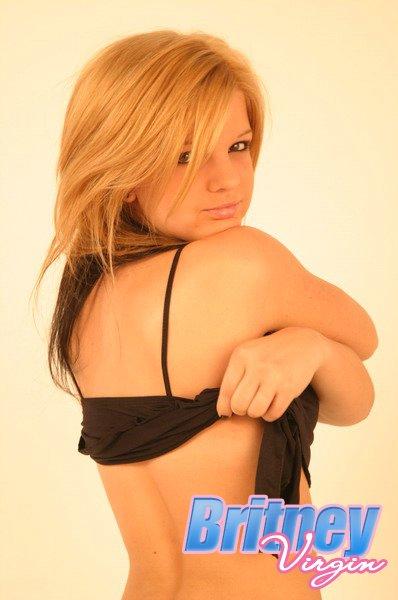 Bilder von britney jungfrau necken im studio
 #53532950