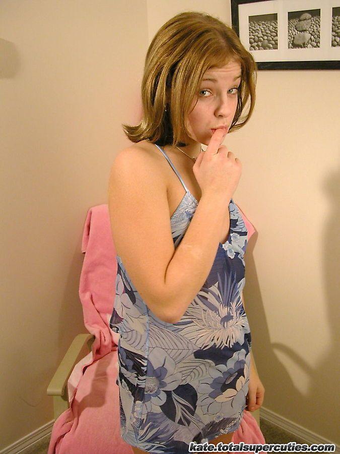 十代の少女ケイトの裸とムラムラの写真
 #58052842