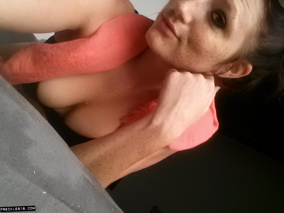 Bella ragazza bruna lentiggini 18 prende selfies nella sua sciarpa di melone
 #54411506