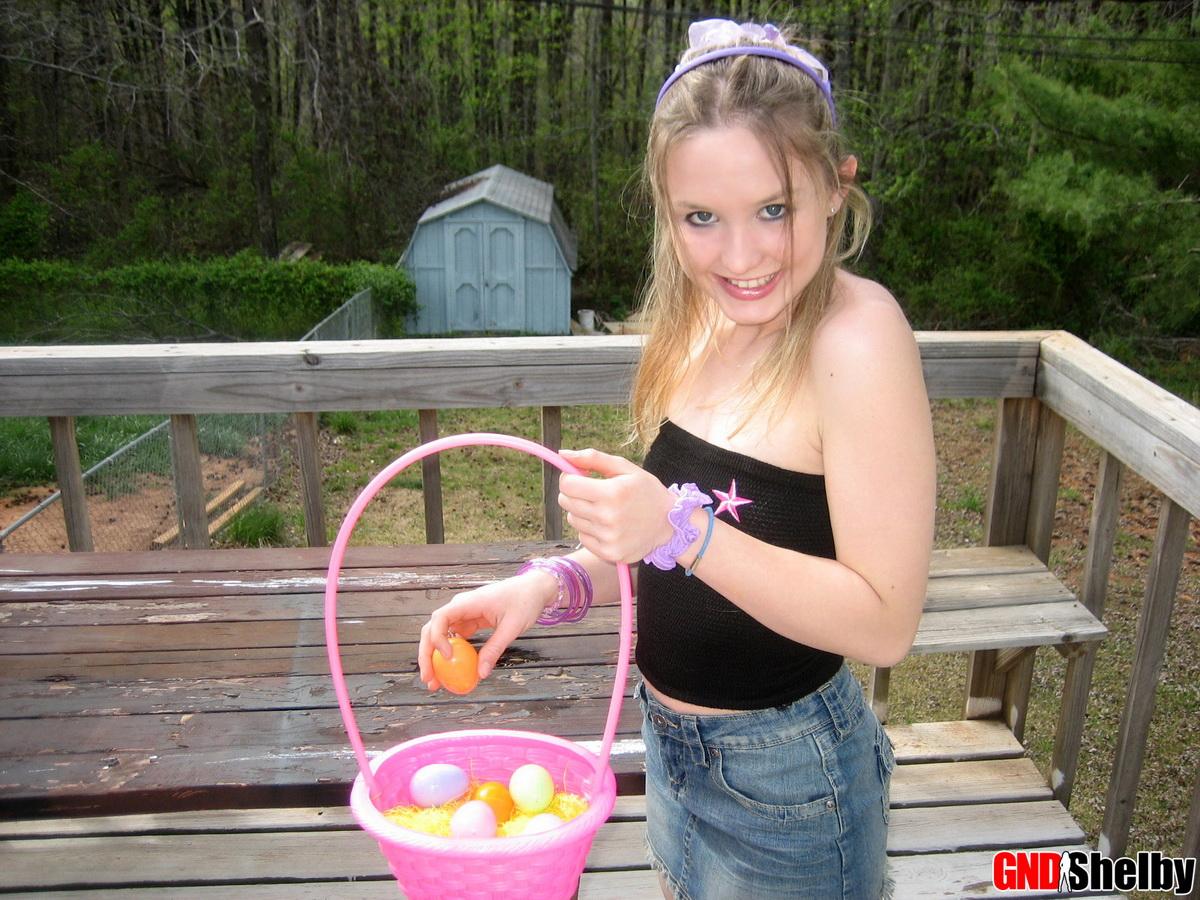 La ragazza della porta accanto Shelby mostra le sue tette vivaci durante la caccia alle uova di Pasqua
 #58761292