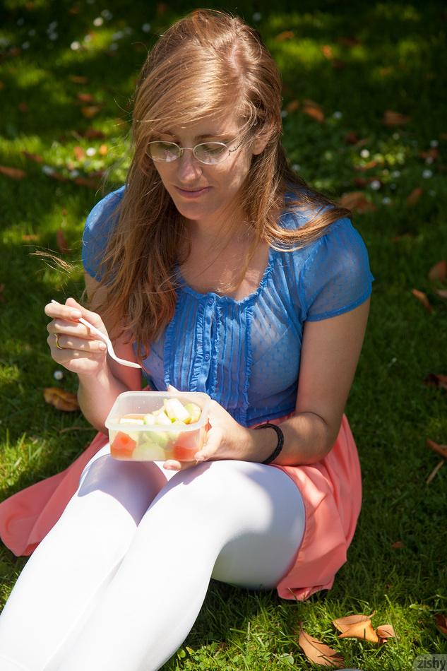 Margitte Levy, étudiante amateur, se penche pour vous montrer ce qu'il y a sous sa culotte.
 #60941413