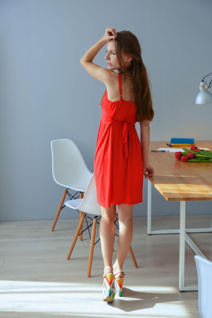 Schönes Mädchen sofi shane hebt ihr Kleid Kleid und spielt mit sich selbst in "Prüfung"
 #59981252