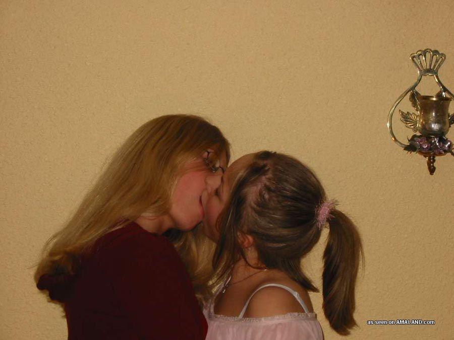 Bilder von lesbischen Freundinnen, die Muschis essen
 #60654890