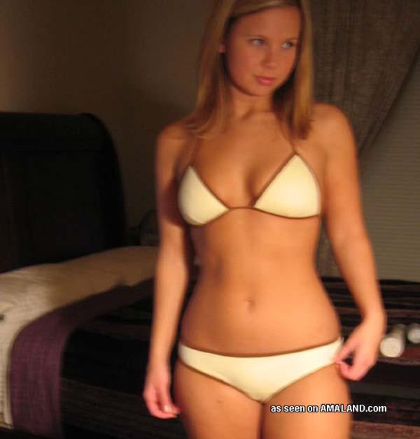 Fotokompilation eines Amateur-Bikini-Babes, das sich selbst fotografiert
 #60661929