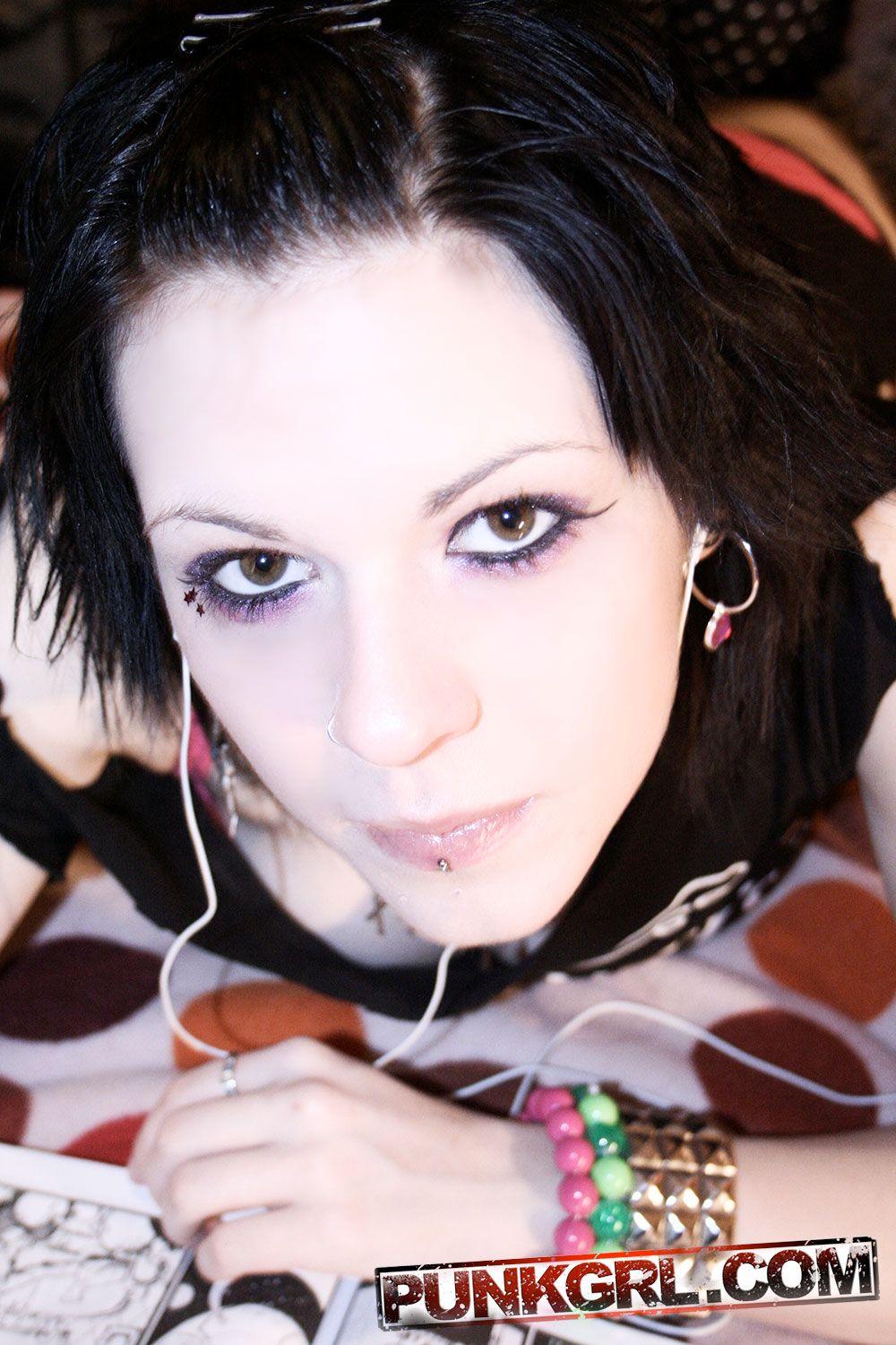 Pictures of teen punk Skye waiting for in bed #60765002