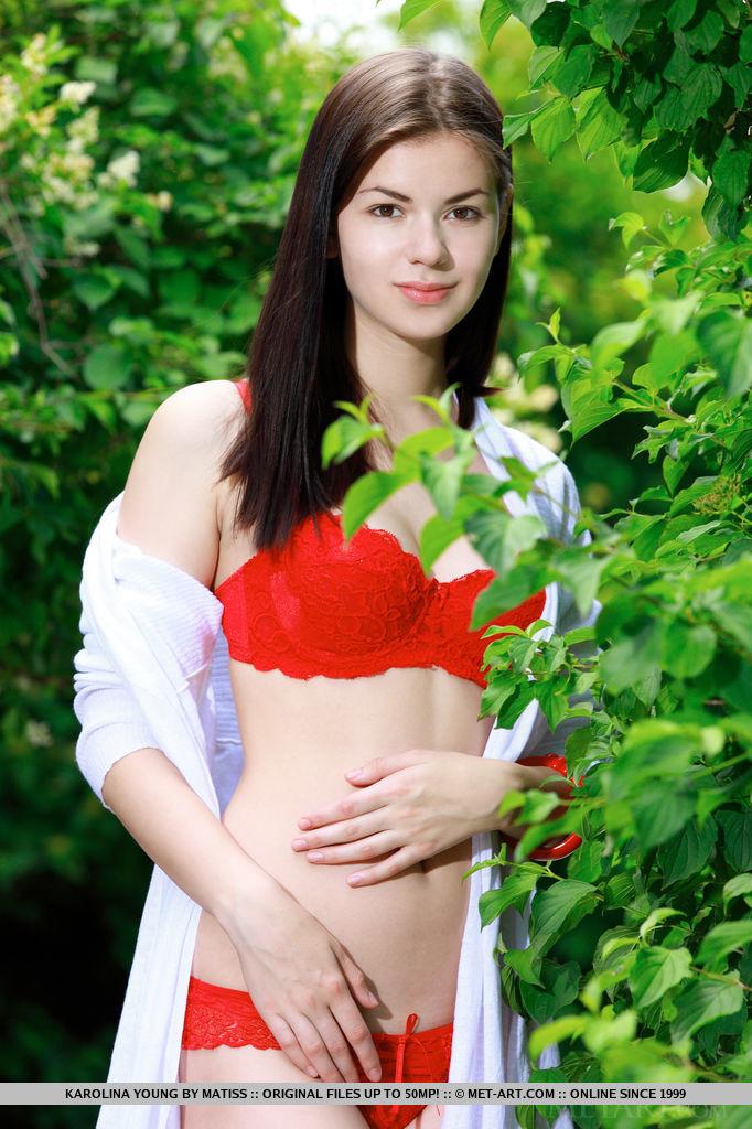 Karolina young desnuda su lencería roja sexy en el exterior
 #58040442