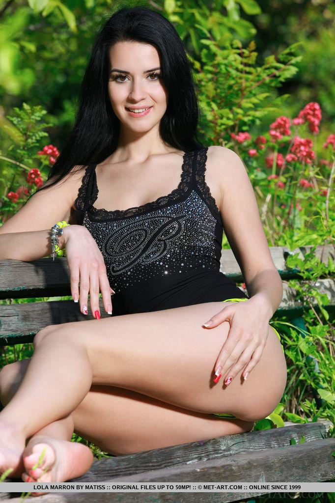 La hermosa chica lola marron se desnuda en el jardin en "romada" #59060432