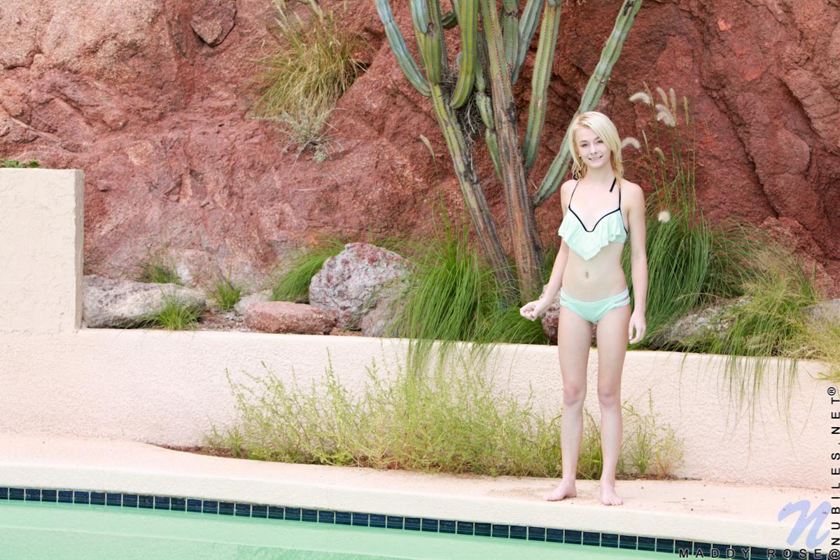 La petite blonde Maddy Rose s'excite au bord de la piscine et se frotte la chatte.
 #59151920