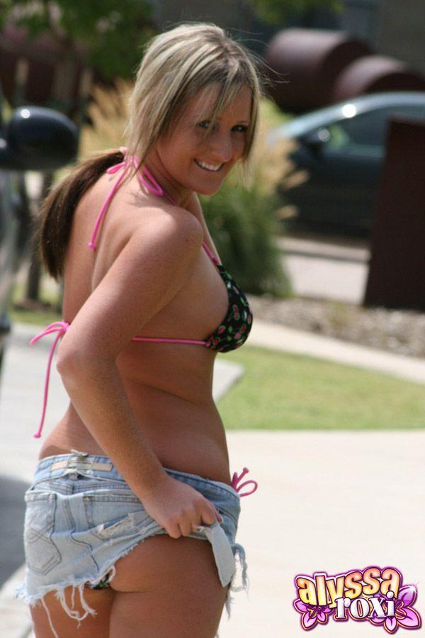 Immagini di giovane modello alyssa roxi ostentando un top bikini sexy e pantaloncini corti
 #53063226
