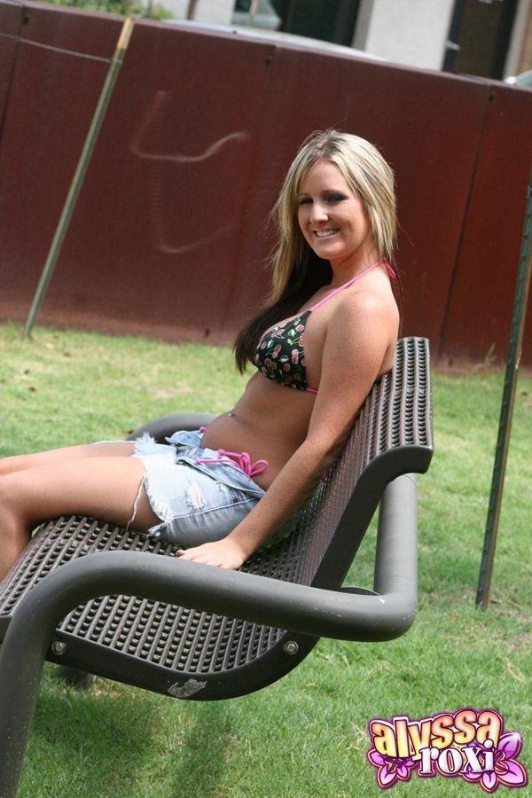 Immagini di giovane modello alyssa roxi ostentando un top bikini sexy e pantaloncini corti
 #53063464