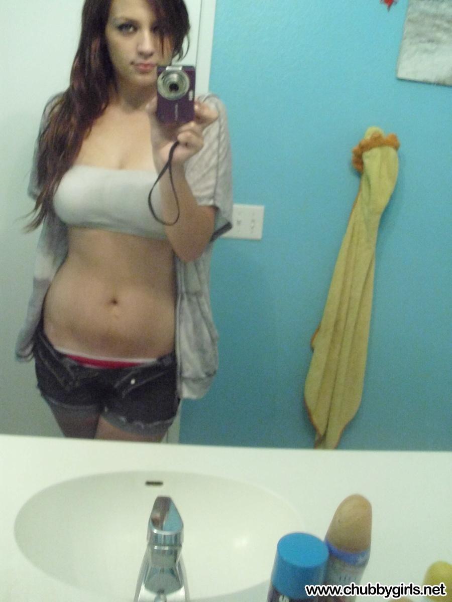 Samantha, la chaudasse aux gros seins, prend des selfies dans la salle de bain.
 #53422006