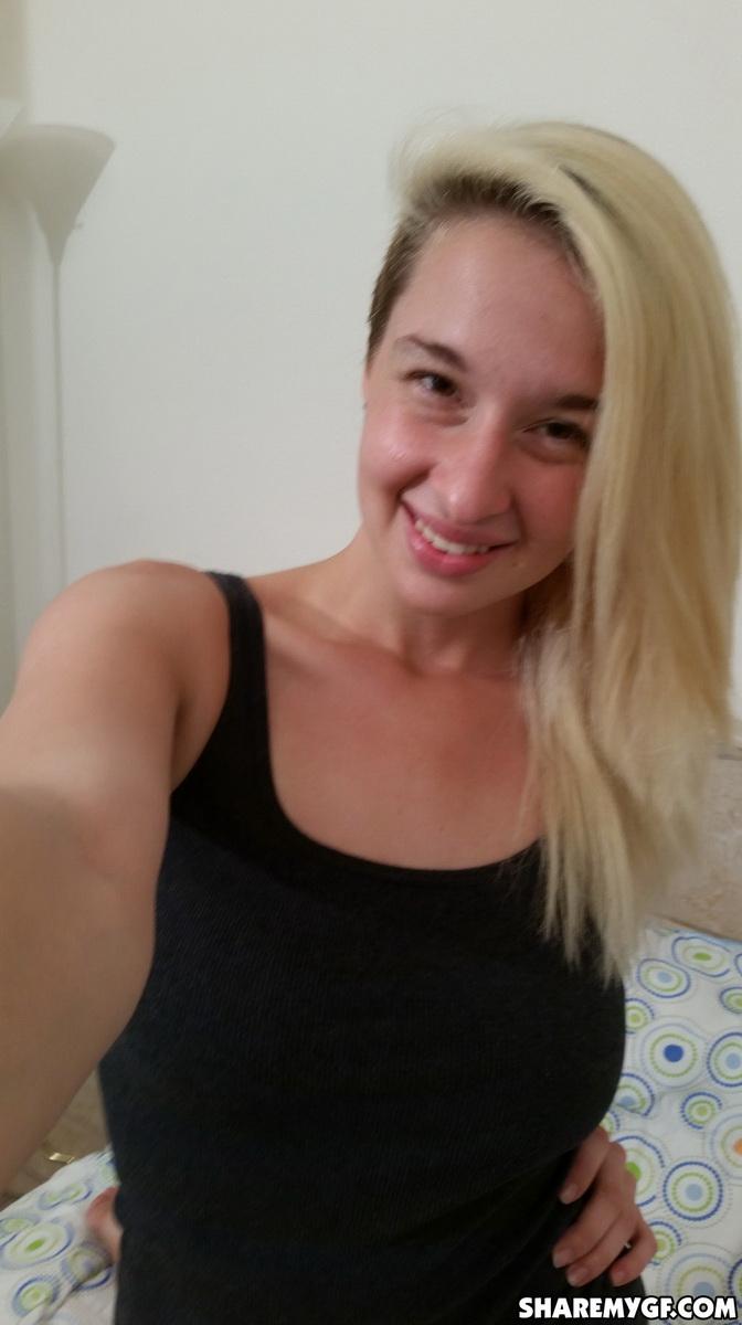 Blonde Freundin zeigt ihre großen natürlichen Titten, während sie Selbstporträtfotos für Sie macht
 #60789838