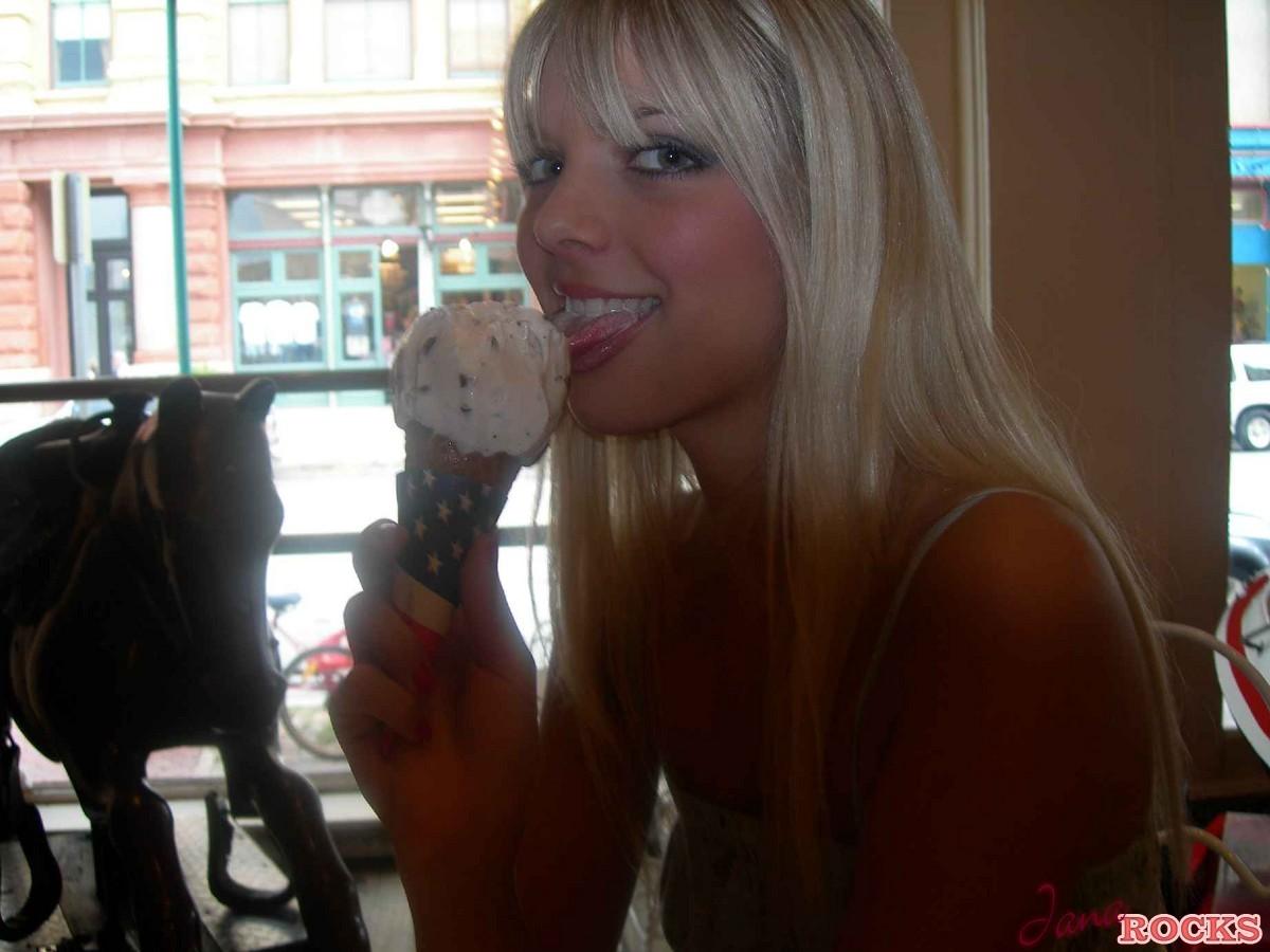 Jana muestra sus habilidades orales con su cono de helado
 #55080461