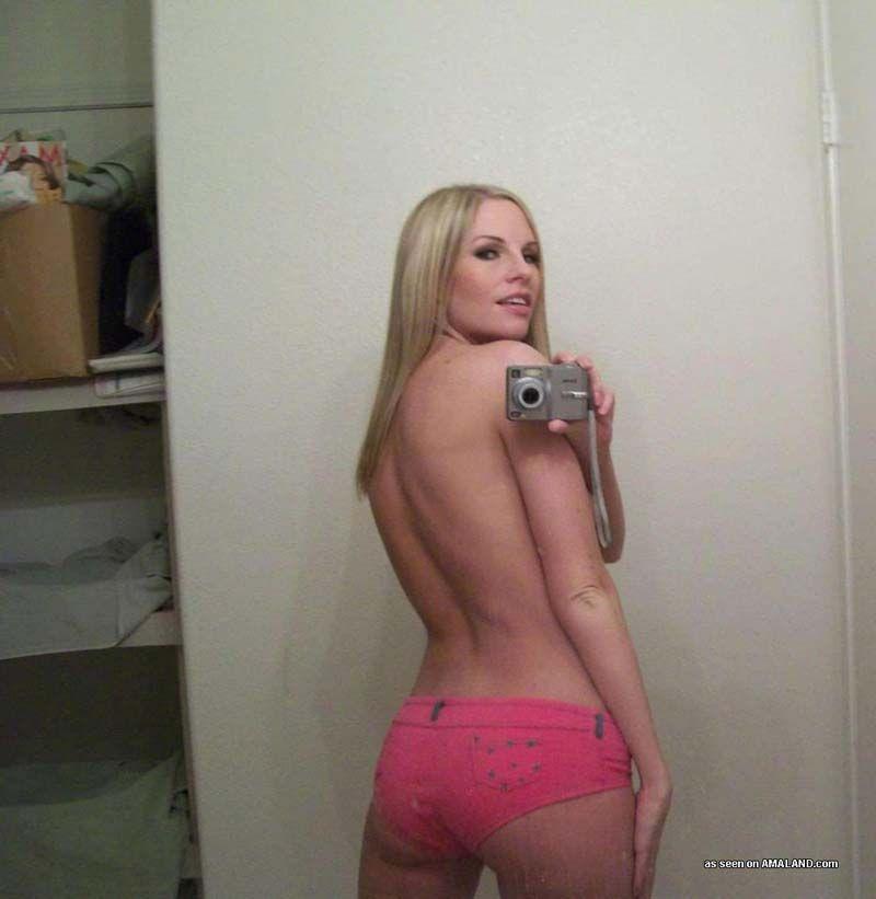 Photos d'une jeune sexy montrant ses seins
 #60716775