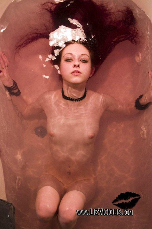 Pictures of Liz Vicious taking a gothic bath #59033314