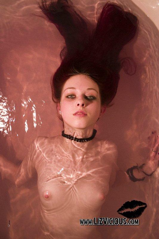 Pictures of Liz Vicious taking a gothic bath #59033332