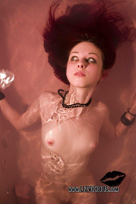 Pictures of Liz Vicious taking a gothic bath #59033349