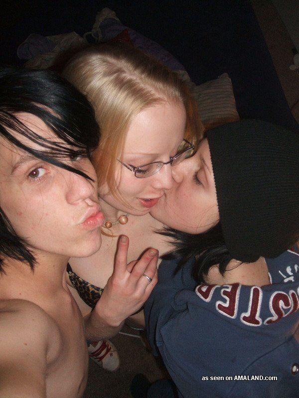 Fotos de lesbianas jóvenes salvajes haciéndolo
 #60654323