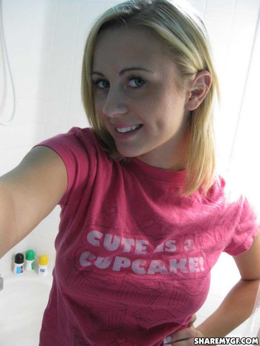 Blonde teen mae myers nimmt selfies von ihren Titten und Muschi im Badezimmer
 #59166564