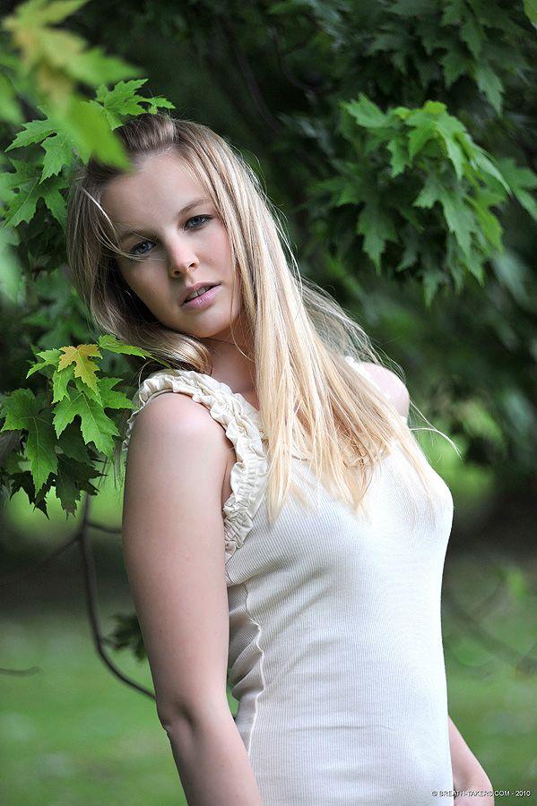 Photos d'une jeune blonde sexy montrant sa chatte en plein air #60264937