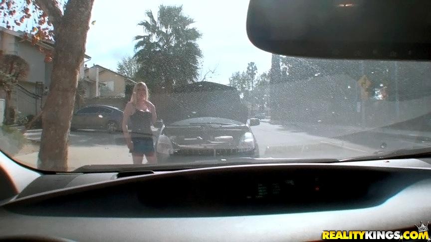 La ragazza bionda Tegan mette fuori in cambio di aiuto con la sua auto
 #60825528