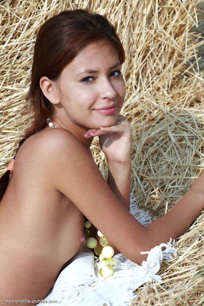 干し草の中で転がるブルネットの美女Afroditaの裸の写真
 #52914922
