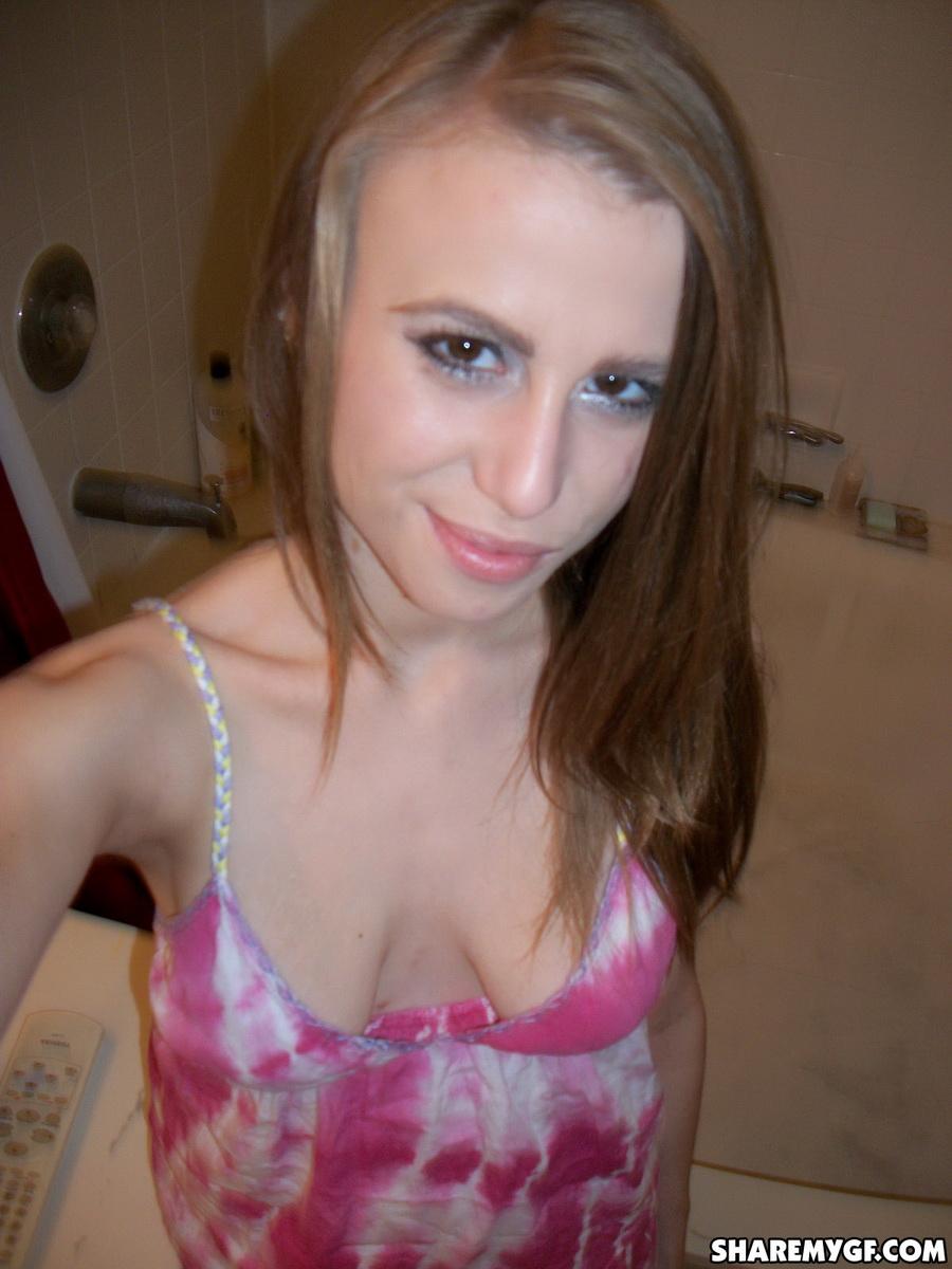 Amateur gf teilt Selfies von ihren Brüsten
 #60793261