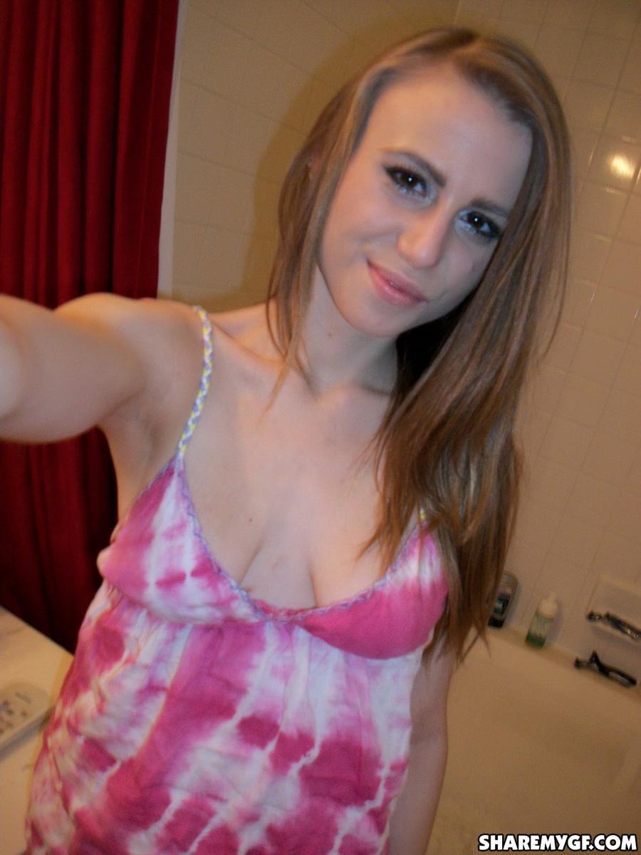 Amateur gf teilt Selfies von ihren Brüsten
 #60793284