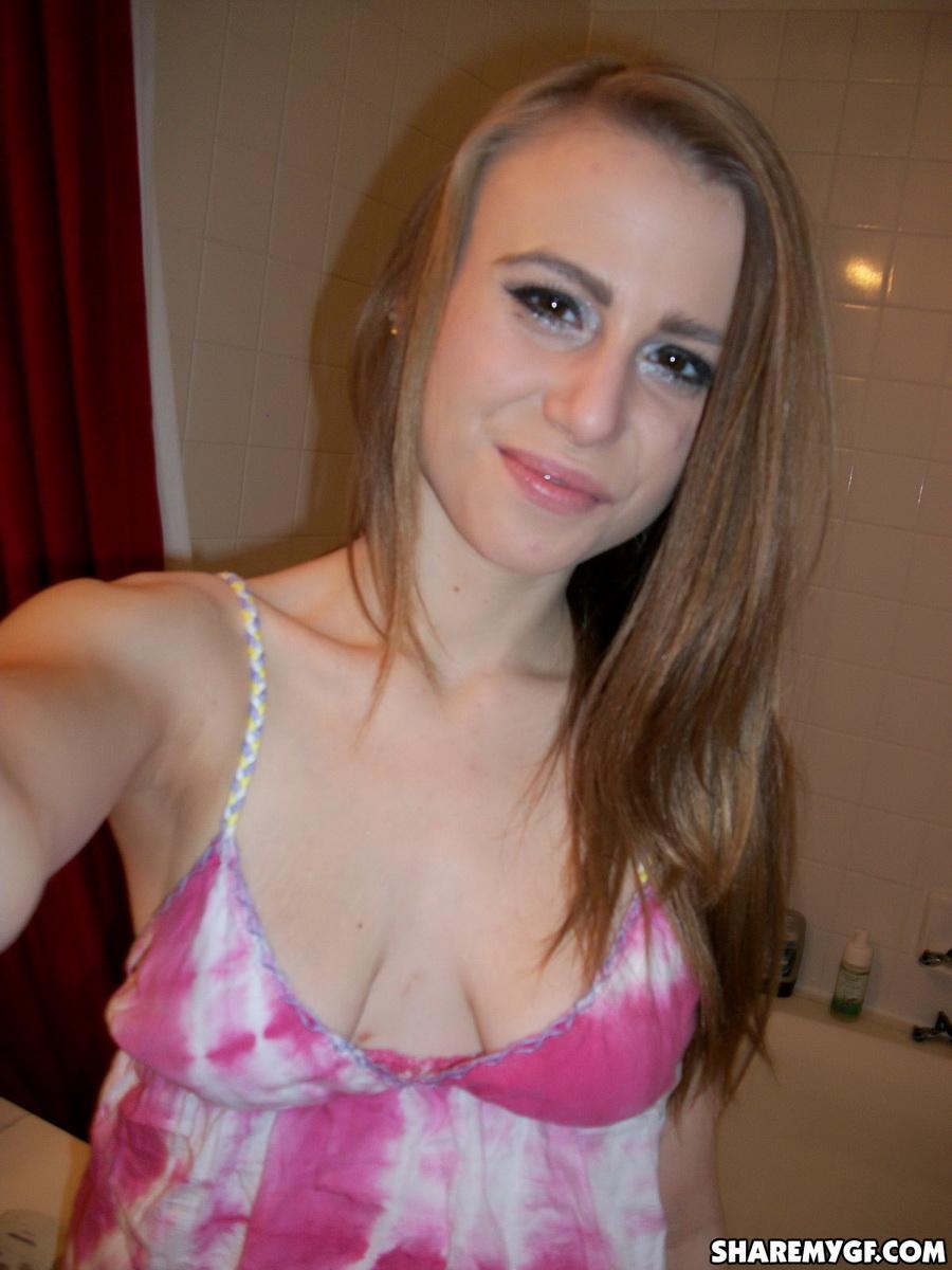 Amateur gf teilt Selfies von ihren Brüsten
 #60793300