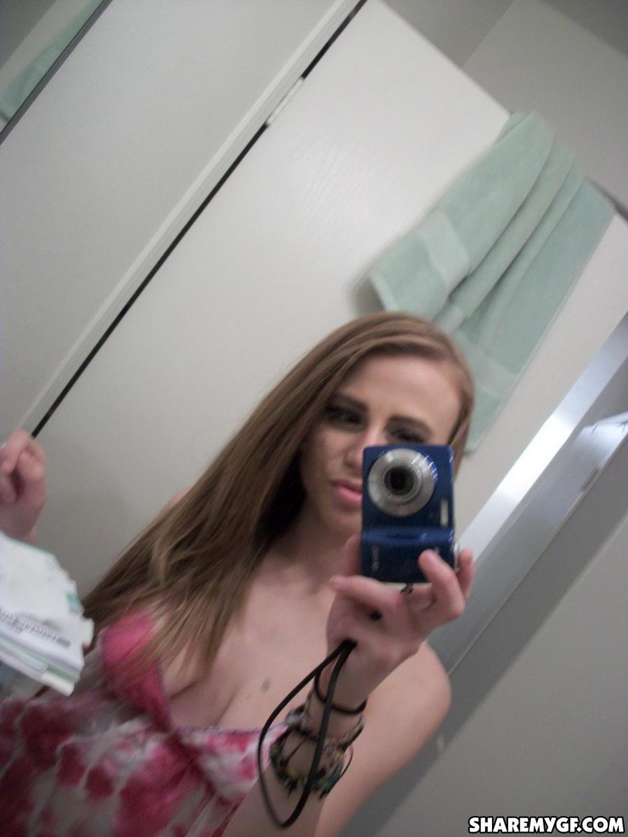 Amateur gf teilt Selfies von ihren Brüsten
 #60793597
