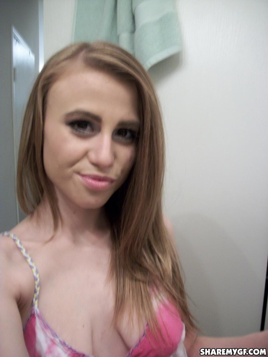 Amateur gf teilt Selfies von ihren Brüsten
 #60793608