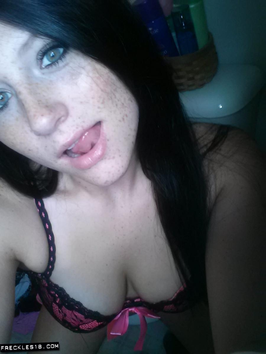 La jolie jeune freckles 18 prend des selfies sexy en lingerie.
 #54411938