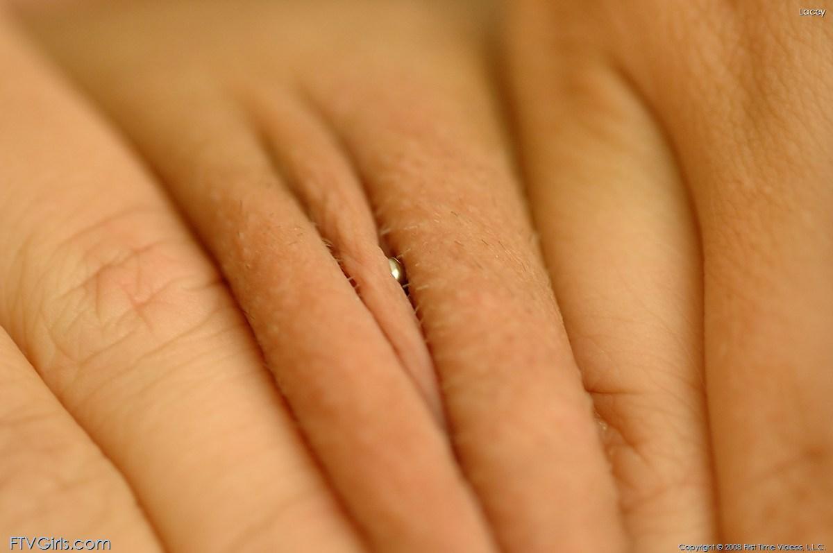 Fotos de una joven rubia caliente jugando con sus labios del coño
 #60462705