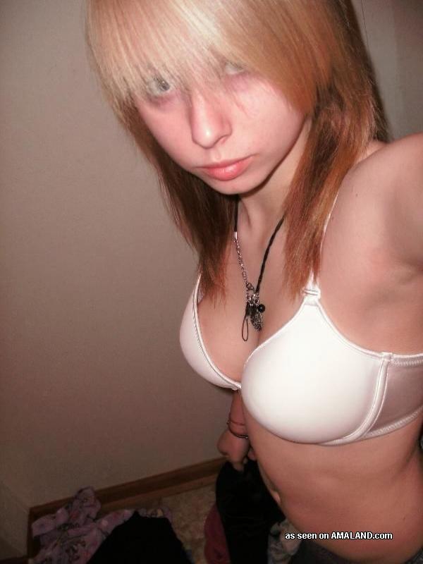 Amateur-Emo-Babe zieht sich nackt im Schlafzimmer aus
 #60635887