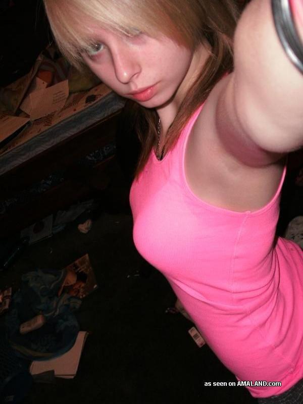 Amateur-Emo-Babe zieht sich nackt im Schlafzimmer aus
 #60635924