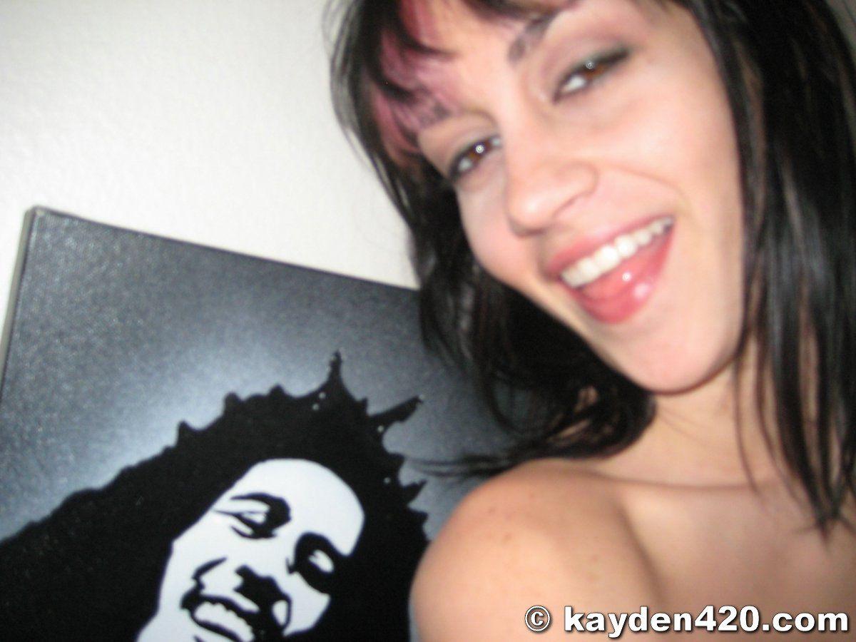 Photos de la jeune kayden 420 s'amusant à la maison, chaude et excitée
 #58165634