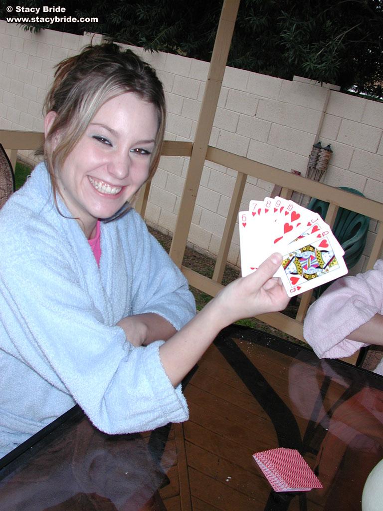 Photos du modèle jeune stacy bride jouant au strip poker avec ses amis
 #58801120