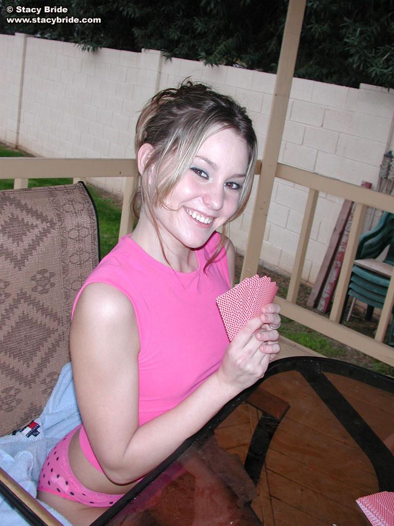 Bilder von Teenager-Model Stacy Bride spielt Strip-Poker mit ihren Freunden
 #58801396