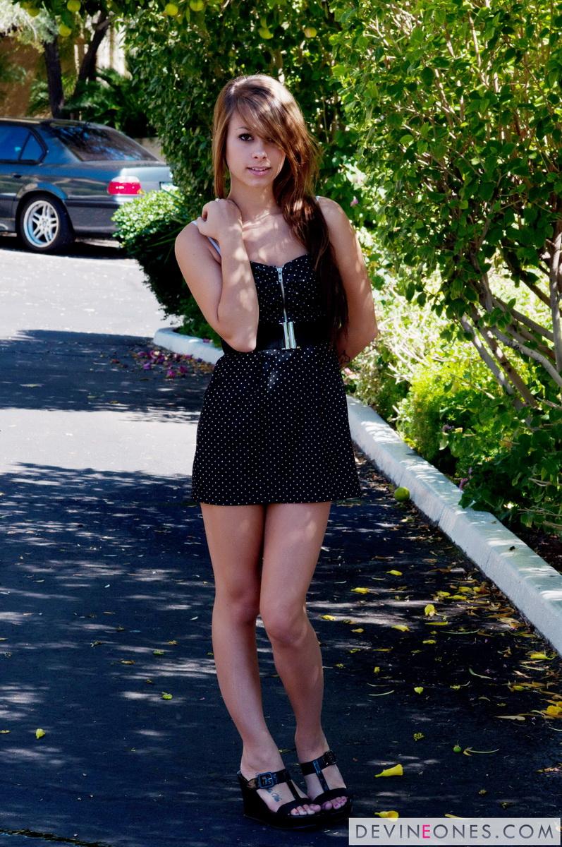 Photos de la jeune Riley exhibant sa culotte en public
 #61939860