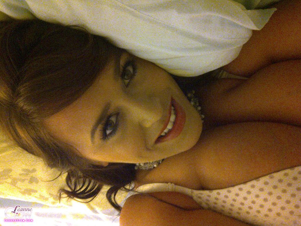Leanne Crow partage des selfies sexy de ses énormes seins naturels.
 #58872671
